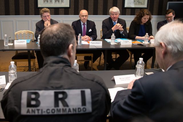 Bernard Cazeneuve présente le nouveau schéma d'intervention