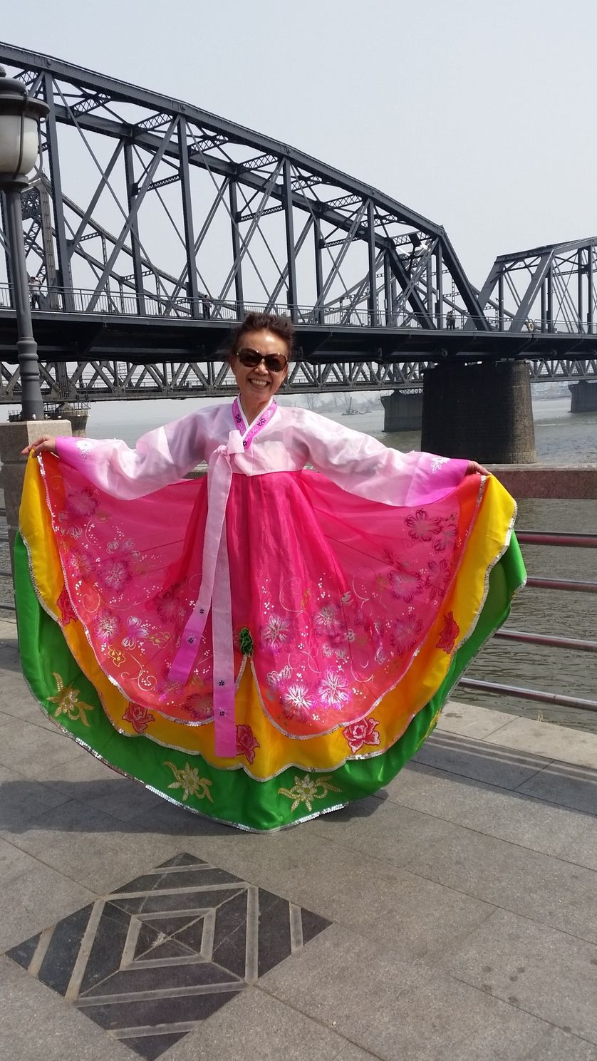 Une touriste chinoise porte une robe traditionnelle nord coréenne