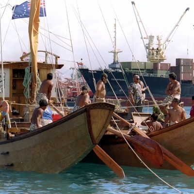 Des Polynésiens naviguent sur leur barque traditionnelle