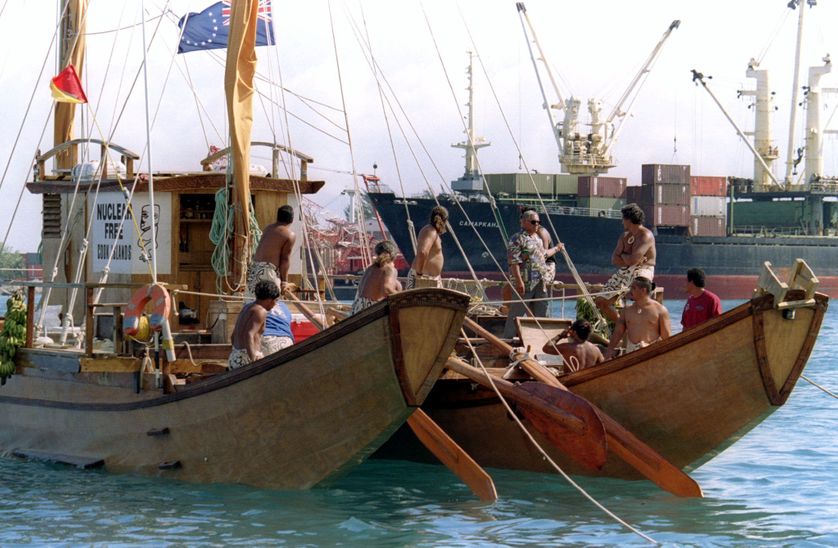 Des Polynésiens naviguent sur leur barque traditionnelle
