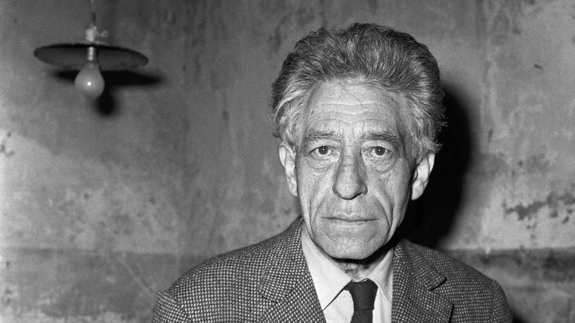 Alberto Giacometti dans son atelier parisien en 1965.