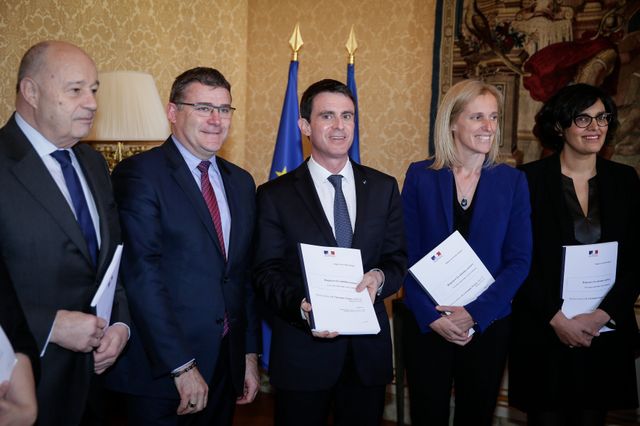 Remise du rapport Sirugue au prmeier ministre.