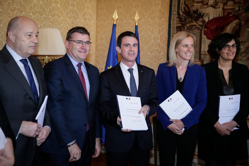 Remise du rapport Sirugue au prmeier ministre.