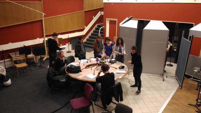 Equipe d'acteurs répétant