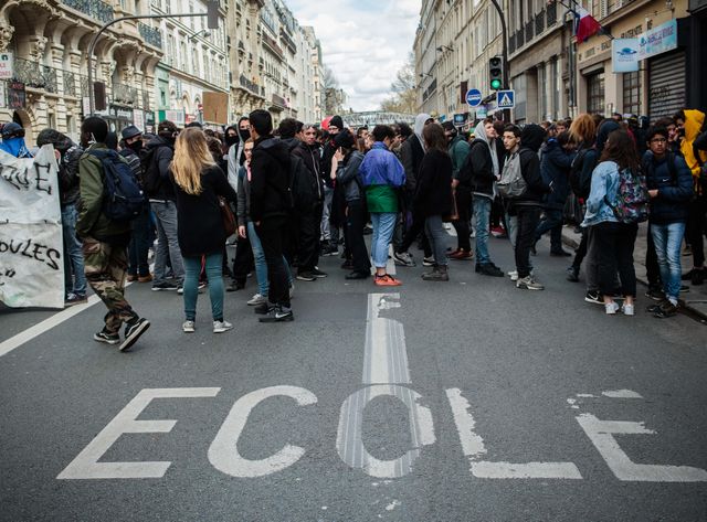 Des lycéens manifestent dans les rues de Paris le 14 avril, contre le projet de loi travail