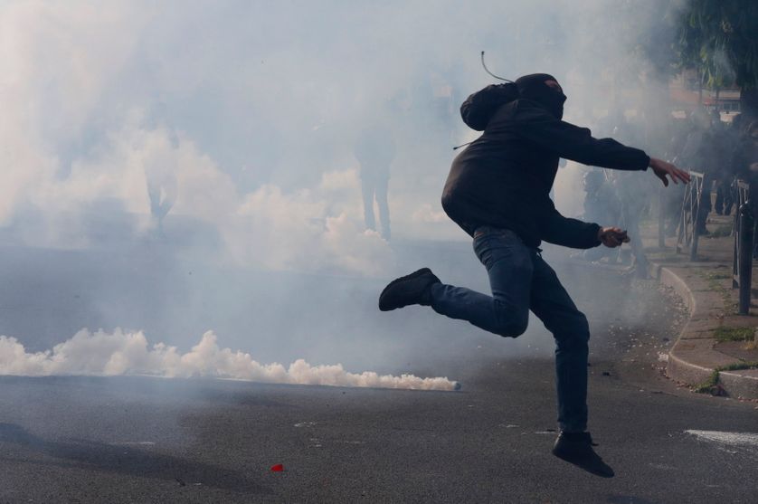 Un casseur place de la Nation en marge de la manifestation du 28 avril