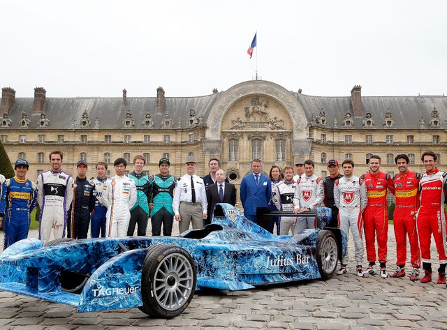 Les pilotes du championnat de Formule E devant l'hôtel des Invalides à Paris