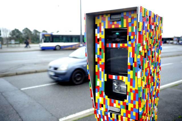 Radar décoré de Lego à Toulouse