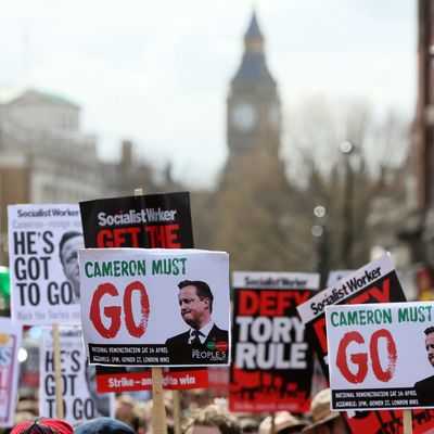 Des manifestants demandent la démission de Cameron le 9/04/16