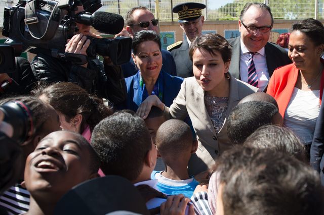 Najat Vallaud-Belkacem visite une école à Marseille.