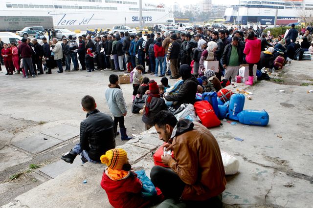 Migrants dans le port du Pirée