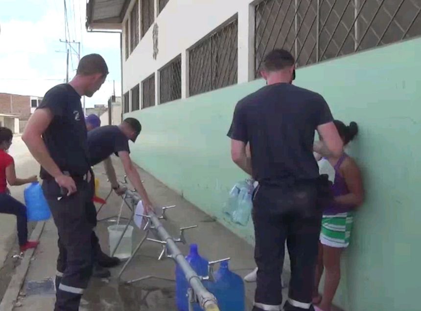 Les militaires de la sécurité civile distribuent de l'eau aux habitants de Chone (Equauteur)