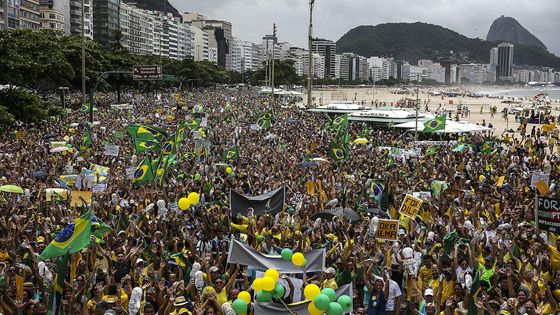 Des milliers de manifestants sont rassemblés sur la plage de Copacabana à Rio de ©Maxppp - Antonio Lacerda / EPA
