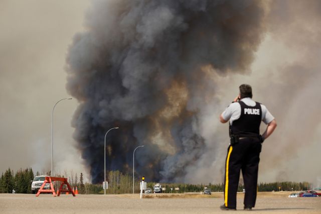 Rien en semble pouvoir contenir l'incendie de Fort McMurray