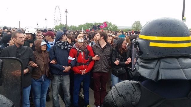 Manifestants de Nuit debout devant l'Assemblée nationale