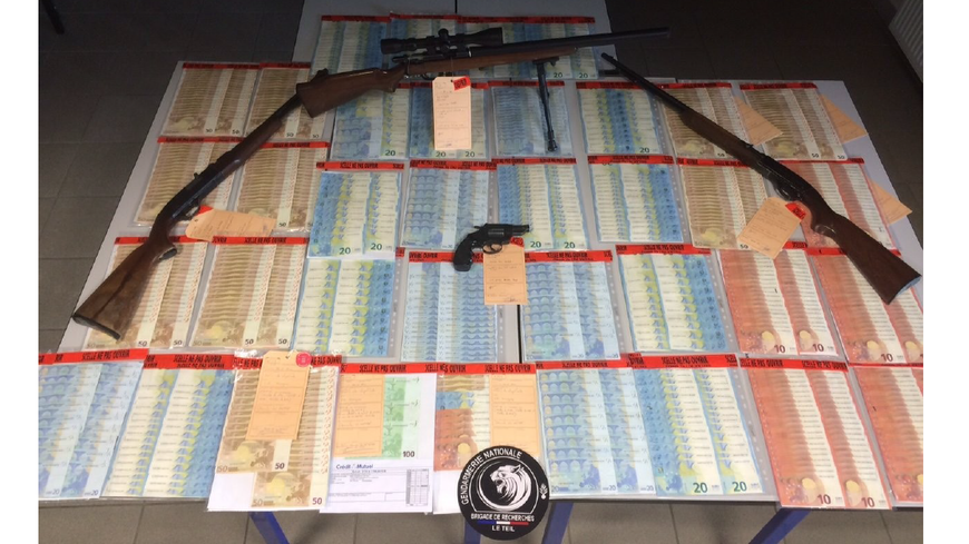Les armes et les billets saisis lors de l'opération