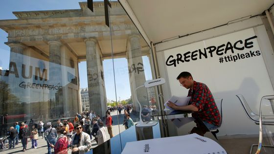 A Berlin Greenpeace a créée un espace pour lire les documents du TTIP ©Reuters - Fabrizio Bensh
