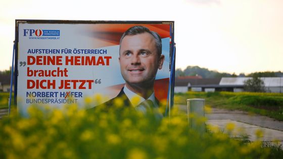 Affiche du FPO, N. Hofer, leader extrême droite, Nickelsdorf, Autriche, 3.05.16 ©Reuters - Leonhard Foeger (photo) / Reuters