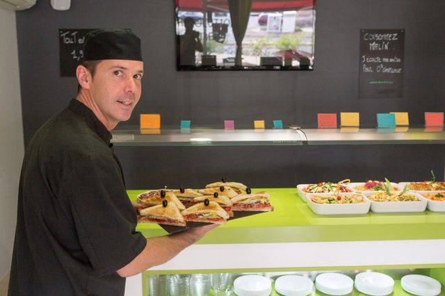 Sa balance, à Montpellier, pèse les assiettes de ses clients pour lutter contre le gaspillage alimentaire.