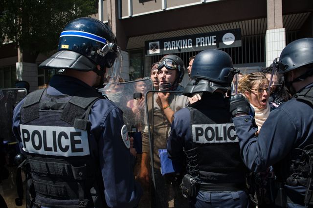 Des militants interdits de manifester