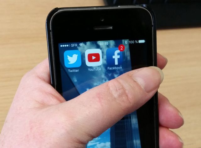 SOS Racisme et l'UEJF portent plainte contre Facebook, Twitter, Youtube