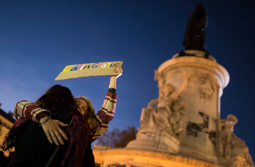 Une femme offre des câlins gratuits place de la République après les attentats