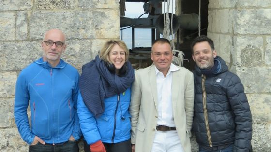 Devant le clocher à Bonnieux - Corine Brisbois
