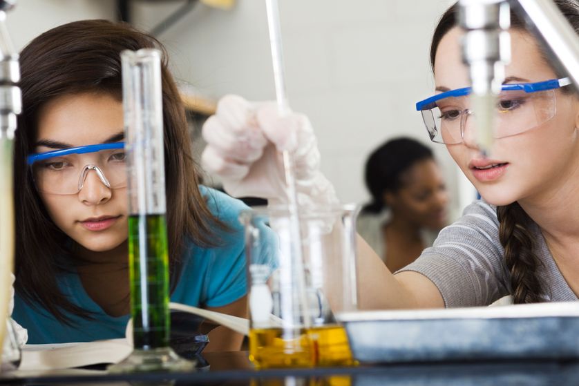 Lycéens en cours de chimie