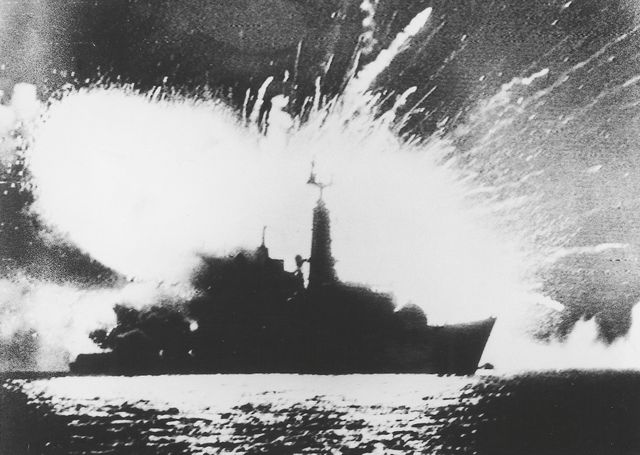 Explosion de la frégate britannique HMS Antelope, le 8 avril 1982