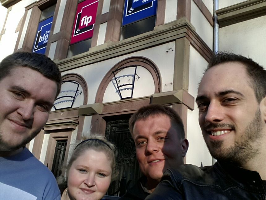 Kévin, Guillaume et Nathalie devant la radio à Strasbourg