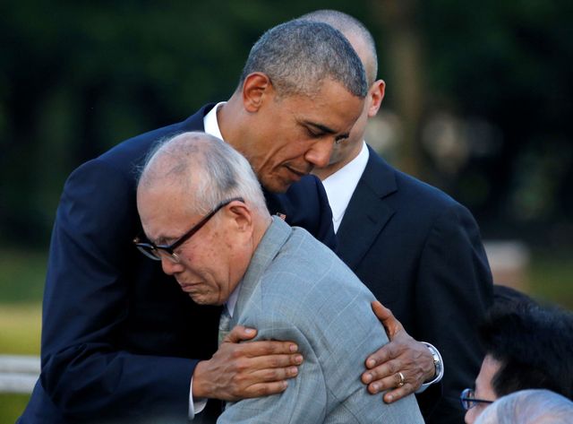 Barack Obama serre dans ses bras un survivant de la bombe atomique tombée à Hiroshima il y a 71 ans