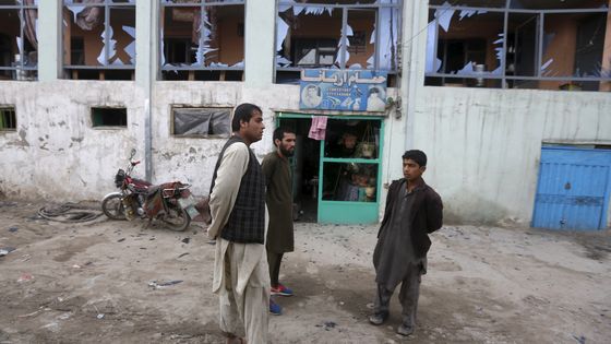 Des commerçants, état des lieux post attentat, Kaboul, Afghanistan 19.04.16 ©Reuters - Omar Sobhani / REUTERS