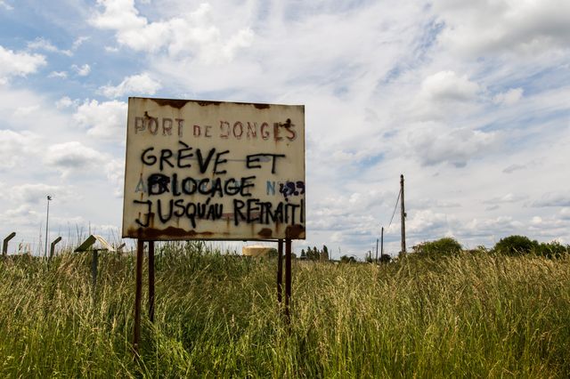 Des grévistes bloquent la raffinerie de pétrole de Donge près de Nantes pour protester contre la loi Travail du gouvernement.