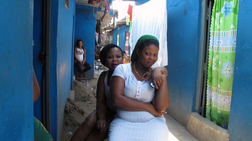 Des professionnelles dans une ruelle de Port-Bouët