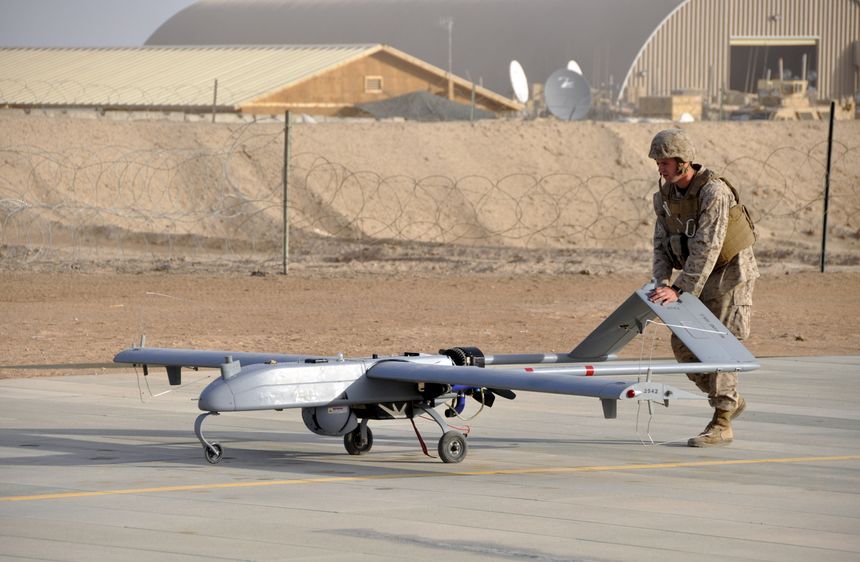 Marine U.S. poussant 1 drone, Camp Leatherneck, Afghanistan 10.11.11