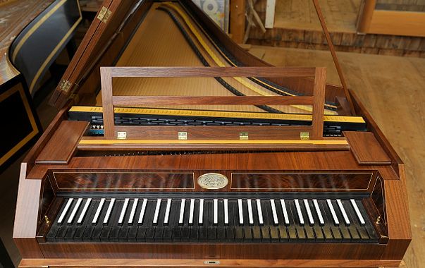 Forte piano maker Rod Regier works in his Freeport workshop with Kris Carr © Portland Press Herald / Contributeur