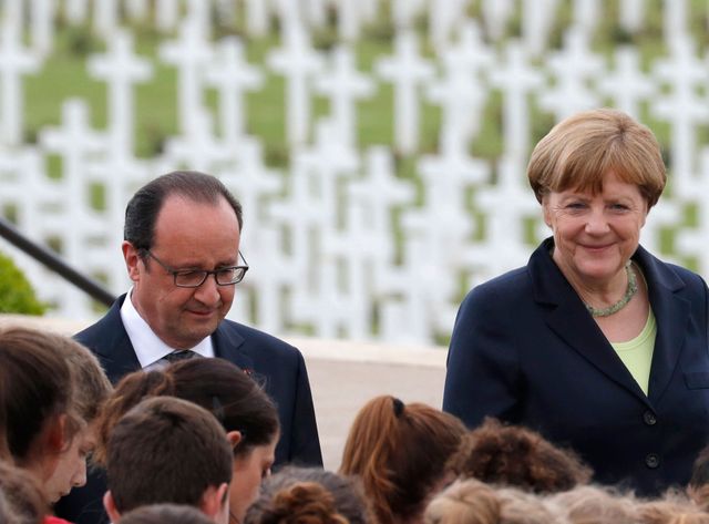 François Hollande et Angela Merkel ont rencontré les jeunes qui ont participé à la scénographie à Verdun