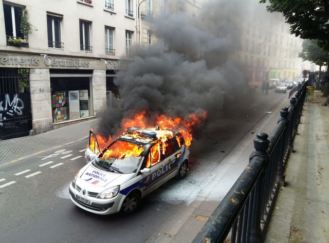 Une voiture de police incendiée à Paris le 18 juin dernier