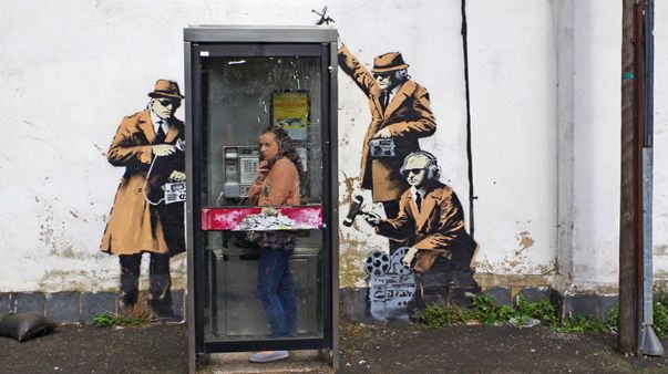 « Spy Booth » (« Cabine d'espion ») / Banksy