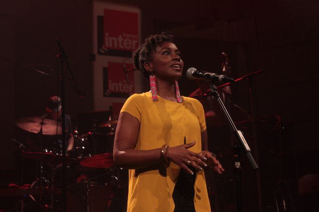 Shola Adisa-Farrar, dans Partons en live