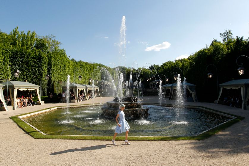 A Versailles, les jardins servent de décor à un défile des collections Lagerfeld
