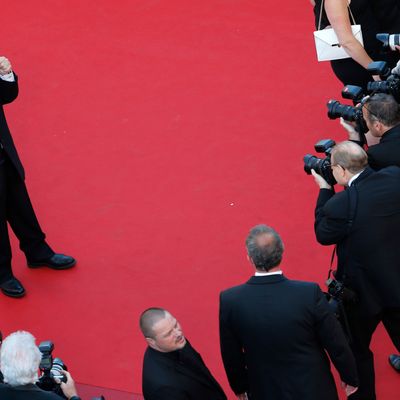 Le photographe Raymond Depardon prenant en photo les journalistes Cannes 2016