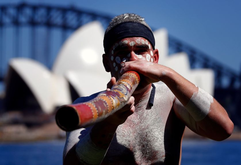 Un musicien aborigène au cours d'une cérémonie à Sydney