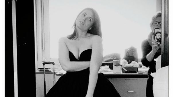 Dans sa loge de l'Opéra Bastille, Sonya Yoncheva se glisse dans la robe de Violetta... © D.R.