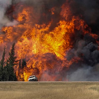 Autoroute à proximité de la Fort McMurray, Alberta, Canada, mai 2016
