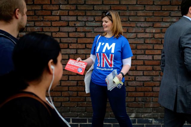 Une militante du "In" distribue des tracts dans la rue à Londres