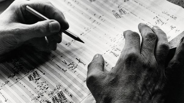 Les mains du compositeur Carl Orff sur une de ses partitions ©A.DagliOrti/GettyImages