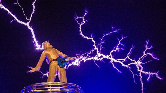 Un homme joue lors d'un spectacle dans la ville de Changle en Chine en 2015 ©Maxppp - XIAO HAI / Featurechina Photo Service