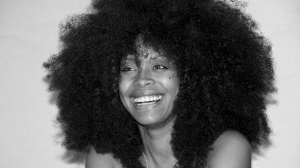 Erykah Badu a sorti sa mixtape "But You Caint Use My Phone" en 2015.