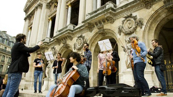 Les musiciens de l'EUYO devant le Palais Garnier (Paris) / Guillaume Decalf, France Musique